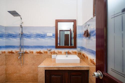 a bathroom with a sink and a mirror at Ella Blue Heaven in Ella