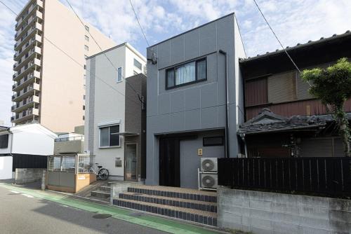 An-inーA detached house featuring a garden and a cypress bath