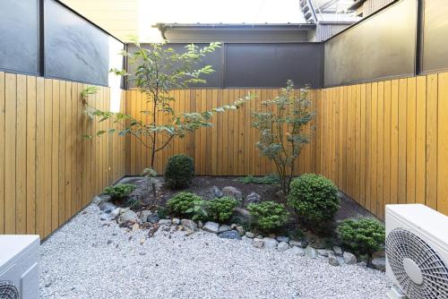 An-inーA detached house featuring a garden and a cypress bath