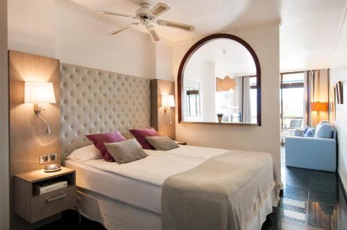 En eller flere senger på et rom på Apartamentos Don Carlos