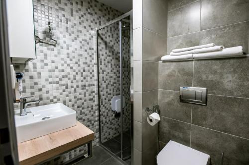 ein Badezimmer mit Waschbecken und Dusche in der Unterkunft Ensana Spa Smrdáky in Smrdáky