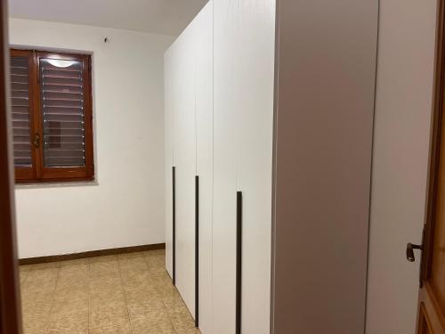 a room with white cabinets and a window at Ale Mac in Carrao
