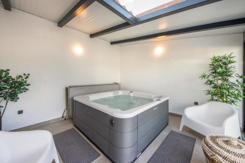 a hot tub in a room with a window at Olive Studios in Campo de Arca