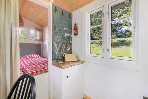 a tiny house with a desk and a window at Waldwagen Altes Forstamt Sinntal in Sinntal