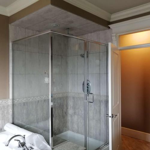a shower with a glass door in a bathroom at 温哥华列治文别墅民宿60 in Richmond