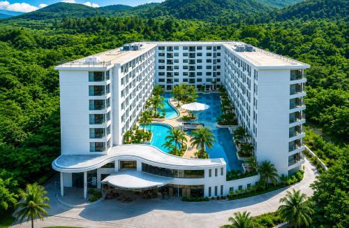 an aerial view of a resort with a swimming pool at 1BR Solice Apartment Capri in Ban Thalat Choeng Thale