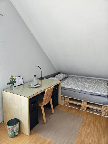 a room with a desk and a bed in a room at Green Living in Meckenbeuren
