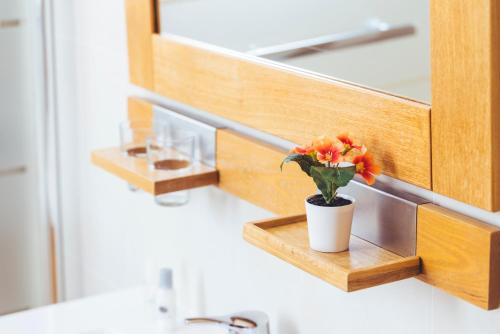 a vase of flowers sitting on a shelf in a bathroom at Villa Turquesa in Playa Blanca