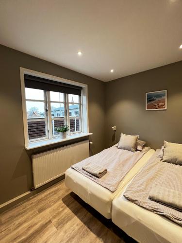 a bedroom with two beds and a window at Jerup Bed & Breakfast in Jerup