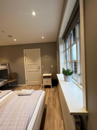 a bedroom with two beds and a window at Jerup Bed & Breakfast in Jerup