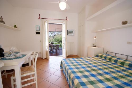カポリーヴェリにあるCasa Vacanze Dinoのベッドルーム1室(ベッド1台、テーブル付)、ダイニングルームが備わります。