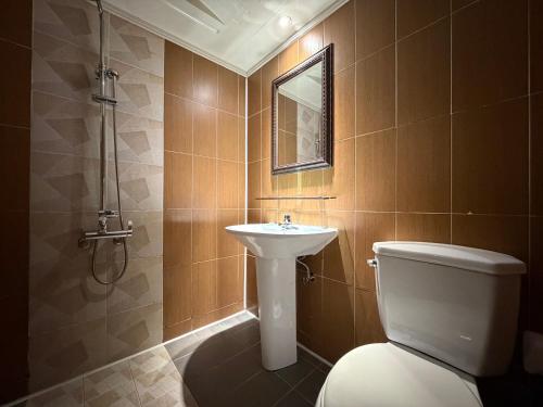 a bathroom with a toilet and a sink at 부평 호텔 루와 in Pup'yŏng-yŏk