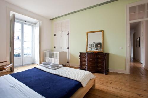A bed or beds in a room at Spacious Sunny Flat- Baixa / Rossio