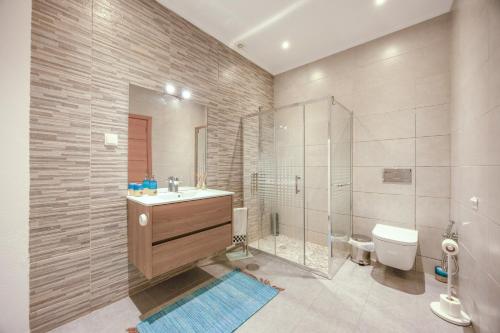 a bathroom with a sink and a shower and a toilet at Lanzarote Villa in Alvor