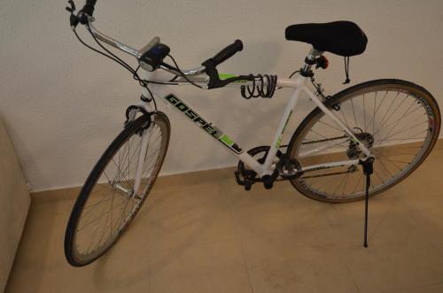 rower zaparkowany przy ścianie w pokoju w obiekcie Stay in Tulum! w mieście Tulum