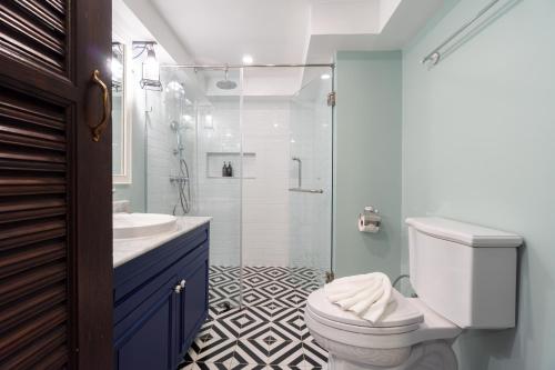 a bathroom with a toilet and a sink and a shower at Rimwiang in Chiang Mai