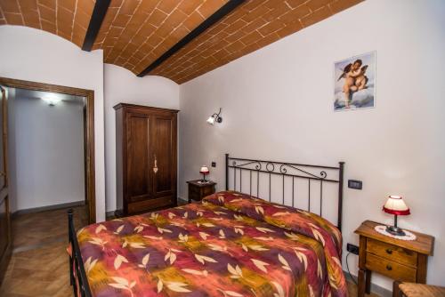 a bedroom with a bed with a colorful blanket at Agriturismo Spazzavento in Vinci