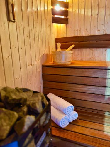 a bathroom with a shower with towels on a counter at Domki Siodemka 7a prywatne jacuzzi, sauna, 7b prywatne jacuzzi, sauna i klimatyzacja, wyposażenie zależy od wybranego domku in Zakopane