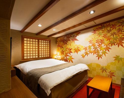 a bedroom with a large bed and a window at ホテル チャペルスイート 神戸 三宮 元町 in Kobe