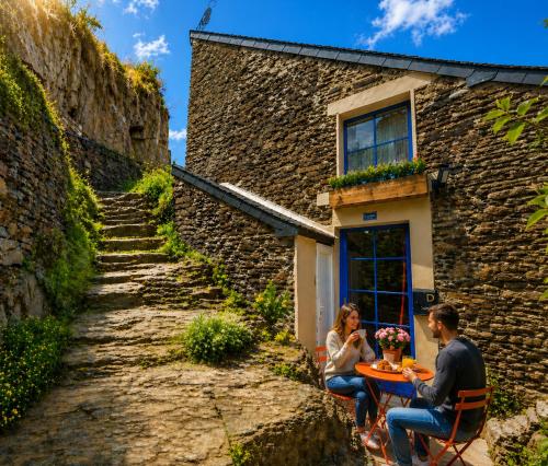 Foto MRODBNB - Maisonnette Atypique enfouie dans la Roche - Gr34, Plage, Resto & Huîtres à 25m 1