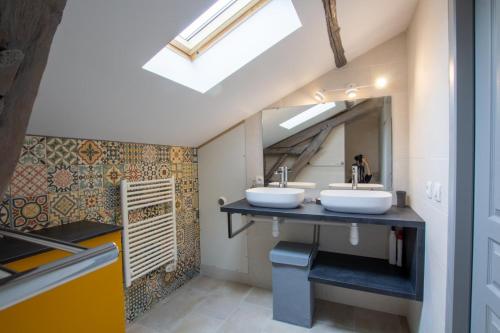 a bathroom with two sinks and a large mirror at Moulin neuf de combecave in Saint-Amand-de-Vergt