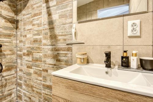 a bathroom with a sink and a mirror at La Luna in Jijona