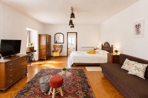 a living room with a bed and a couch at Casa Outeiro 99 in Paredes de Coura