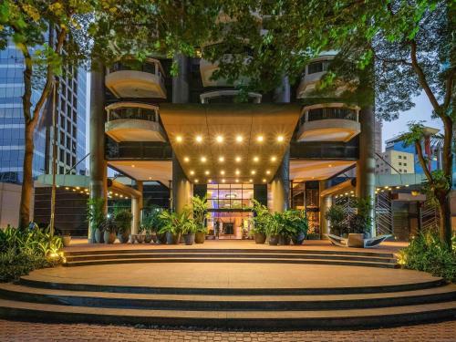 a lobby of a building with lights and plants at Grand Mercure SP Itaim Bibi in São Paulo