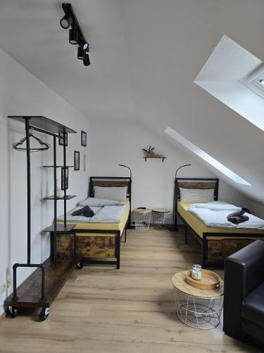 ein Zimmer mit drei Betten und einer Couch in der Unterkunft Villa Dacha in Niederwurschnitz