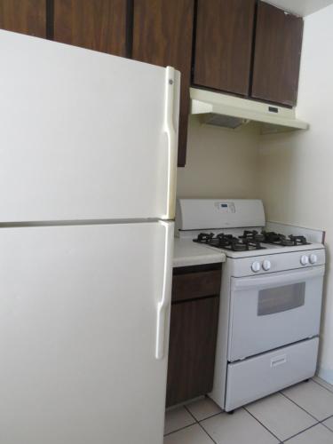 una cucina con frigorifero bianco e piano cottura di Laguna Lodge a Marina
