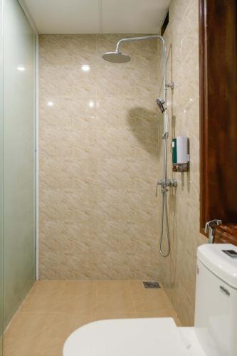 a bathroom with a shower with a glass door at Tổ Homestay in Thôn Kim Long (1)