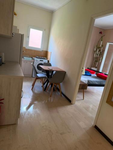 eine Küche mit kleinem Tisch und eine Küche mit Bett in der Unterkunft Ipsos apartment in Ýpsos