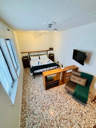 a room with a bed and a table and a television at Corte Gelsomino in Susa