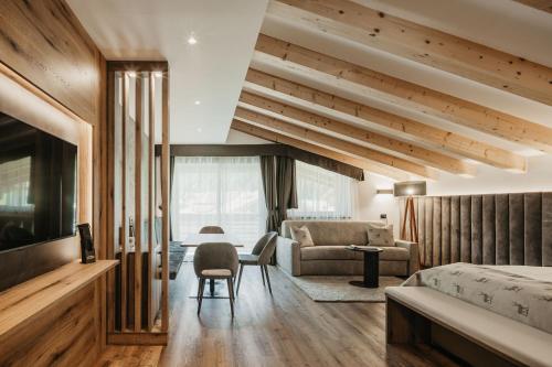 En eller flere senge i et værelse på Freina Mountain Lifestyle Hotel