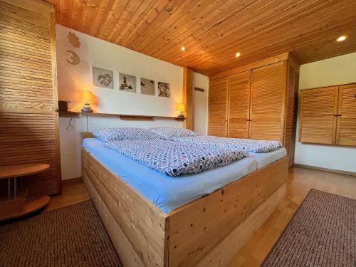 a bedroom with a large wooden bed in a room at Damshagen Küstenkomfort in Damshagen