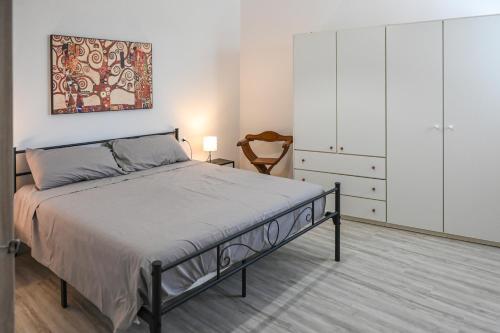 a bedroom with a bed and a dresser at Il rifugio di eva in Alberobello