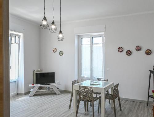 a dining room with a table and chairs and a television at Il rifugio di eva in Alberobello