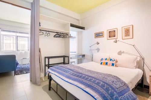 a bedroom with a bed in a room at Bang Chak 1 Bedroom apartment in Bangkok