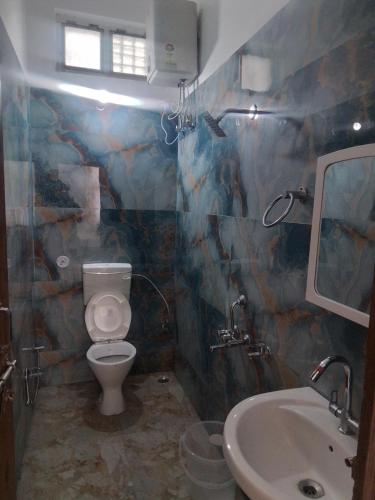 a bathroom with a toilet and a sink at JIJIVISHA Homestay in Bhīm Tāl