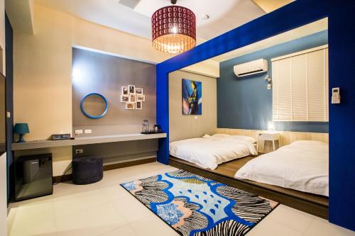 台東市にあるHappy B&Bの青い壁の部屋にベッドが2つある