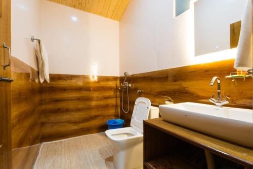 a bathroom with a sink and a toilet at Falcon'S Cottages in Meruk