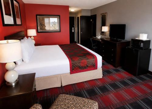 a hotel room with a bed and a television at Central Albany Room with Breakfast & view in Albany