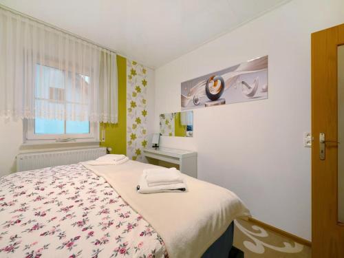 a small bedroom with a bed and a window at Urlaubsoase am Nahesteig in Nohen