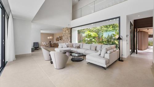 VACATION MARBELLA I Villa The Address, Brand-New Villa, Private Turquoise Pool, 6BDR, Prime Golf Valley Location, Minutes from Puerto Banus, Luxury Interiors, Private GYM, Lounge Bar