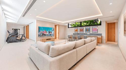 VACATION MARBELLA I Villa The Address, Brand-New Villa, Private Turquoise Pool, 6BDR, Prime Golf Valley Location, Minutes from Puerto Banus, Luxury Interiors, Private GYM, Lounge Bar