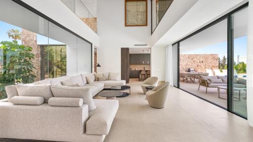 VACATION MARBELLA I Villa The Address, Brand-New Villa, Private Turquoise Pool, 6BDR, Prime Golf Valley Location, Minutes from Puerto Banus, Luxury Interiors, Private GYM, Lounge Bar
