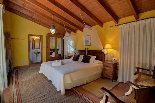 a bedroom with a large bed and a mirror at Casa Gallinera in Benissiva