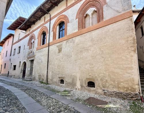 an old building on the side of a street at Fuga nel borgo in Avigliana