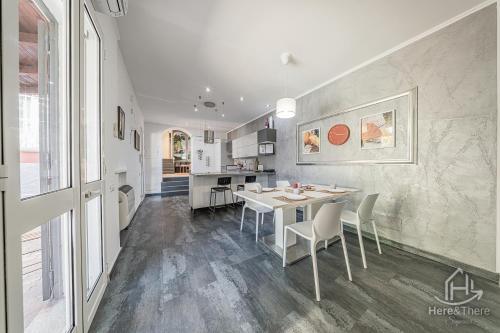 a kitchen and dining room with a table and chairs at SweetWater Villa - Pool - Solarium - Smart TV in Savona