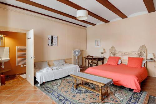 a bedroom with two beds and a table in it at Gîte La Bonnetière in Joué-lès-Tours